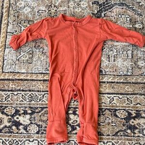 Kyte baby rust(?) snap romper (newborn)